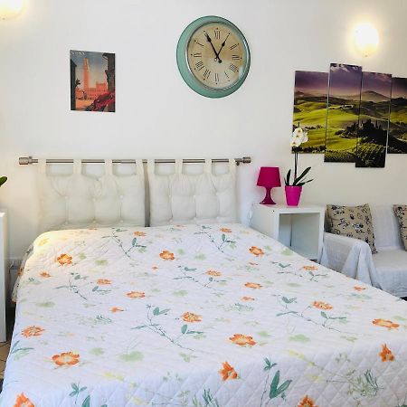 La Dolce Vita studio with free private parking Siena Esterno foto
