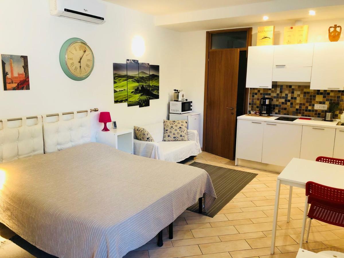 La Dolce Vita studio with free private parking Siena Esterno foto