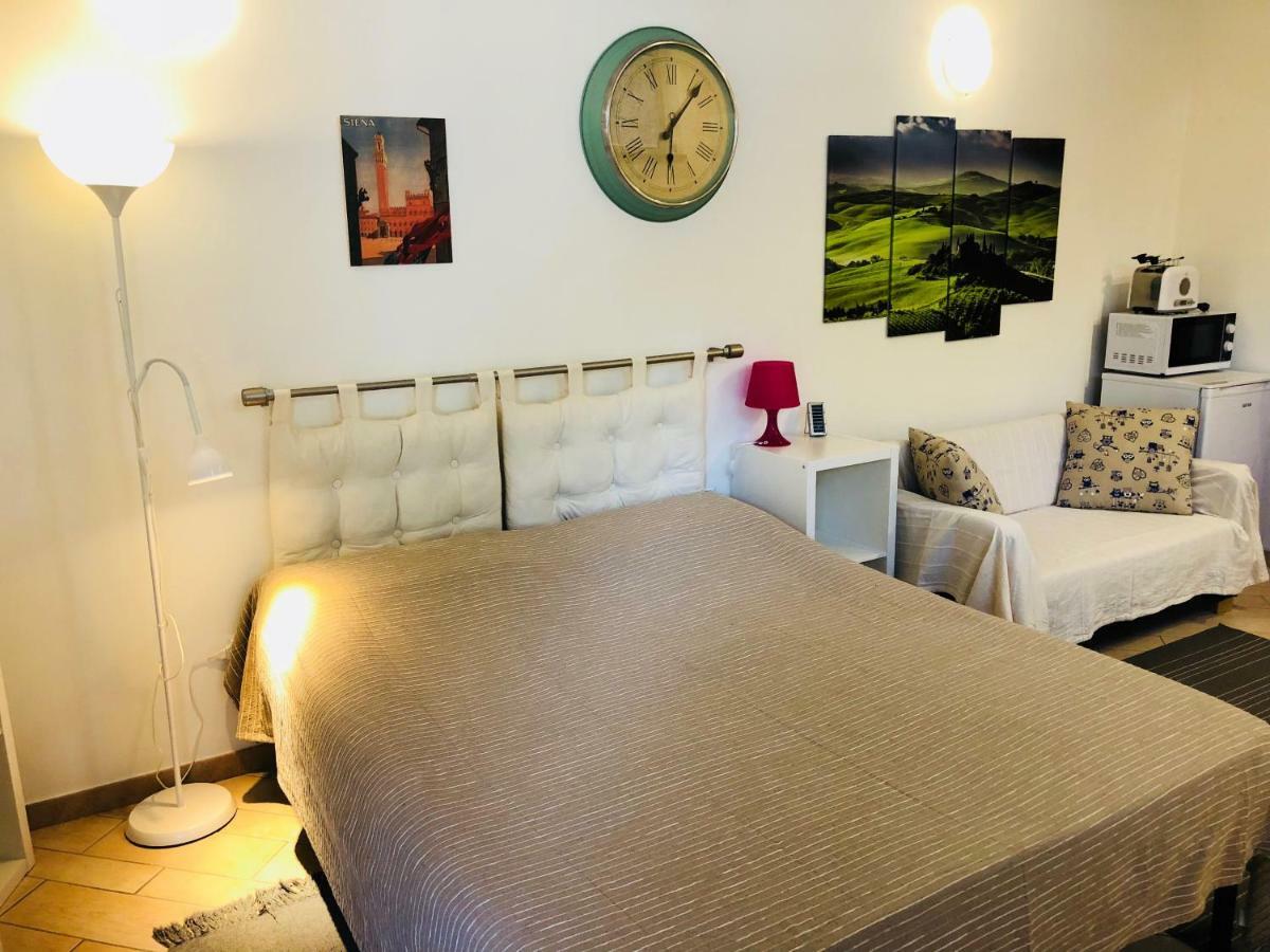 La Dolce Vita studio with free private parking Siena Esterno foto