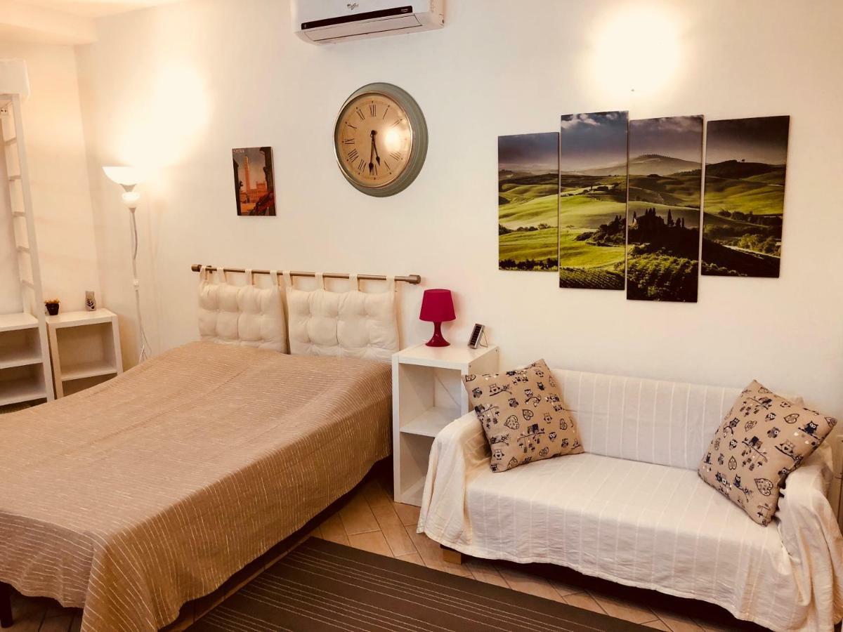 La Dolce Vita studio with free private parking Siena Esterno foto