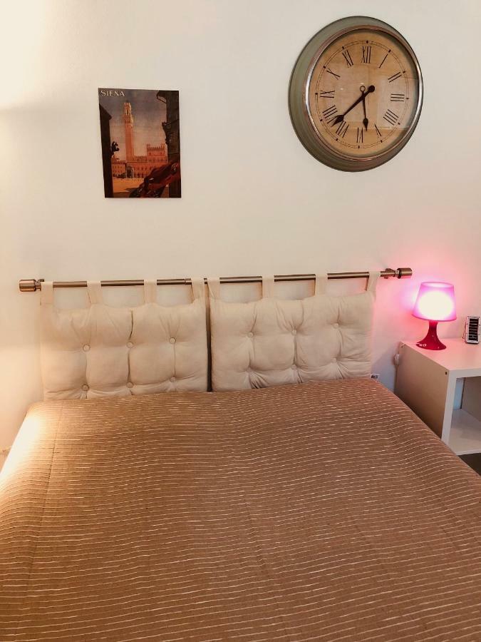La Dolce Vita studio with free private parking Siena Esterno foto
