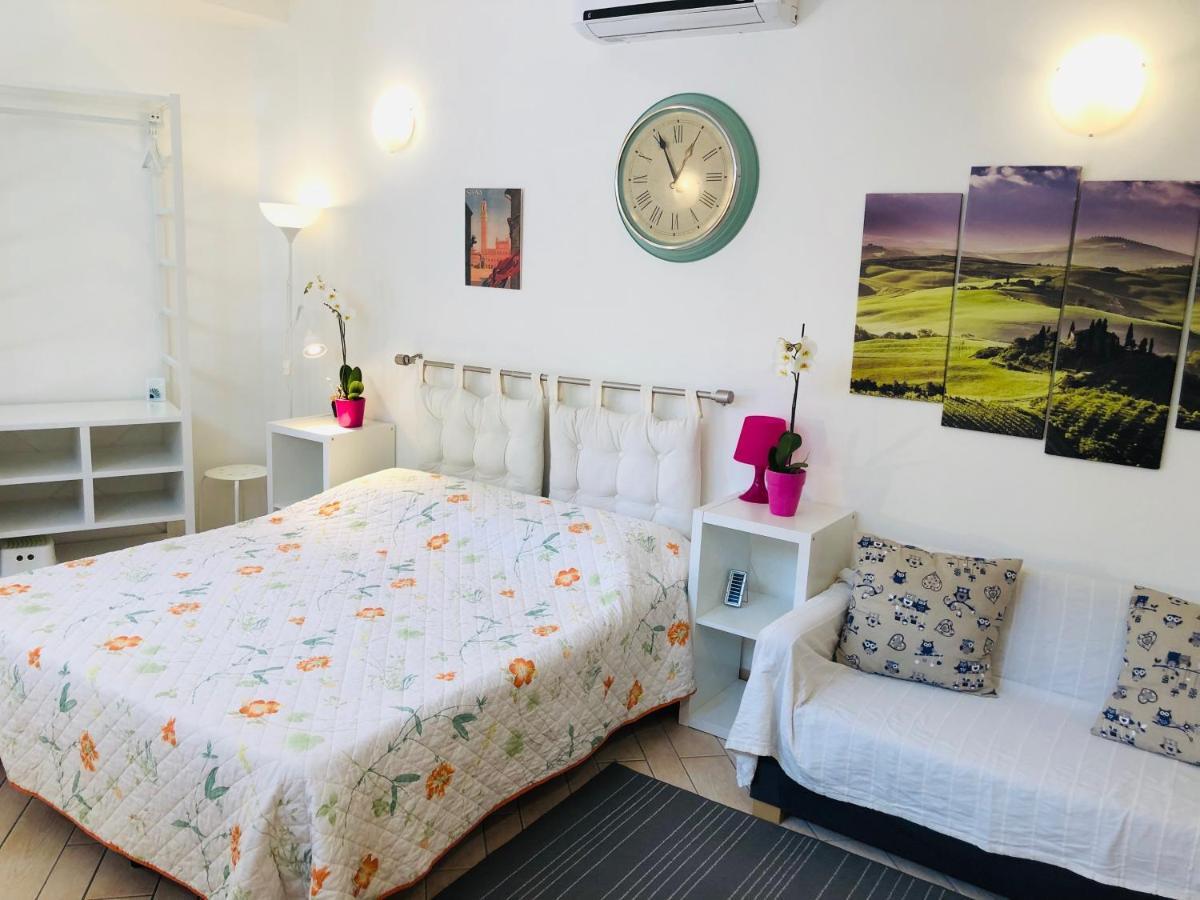 La Dolce Vita studio with free private parking Siena Esterno foto