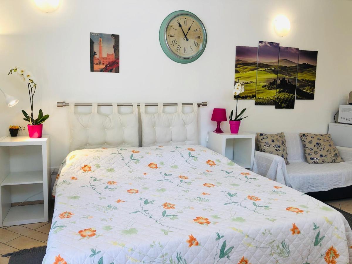 La Dolce Vita studio with free private parking Siena Esterno foto
